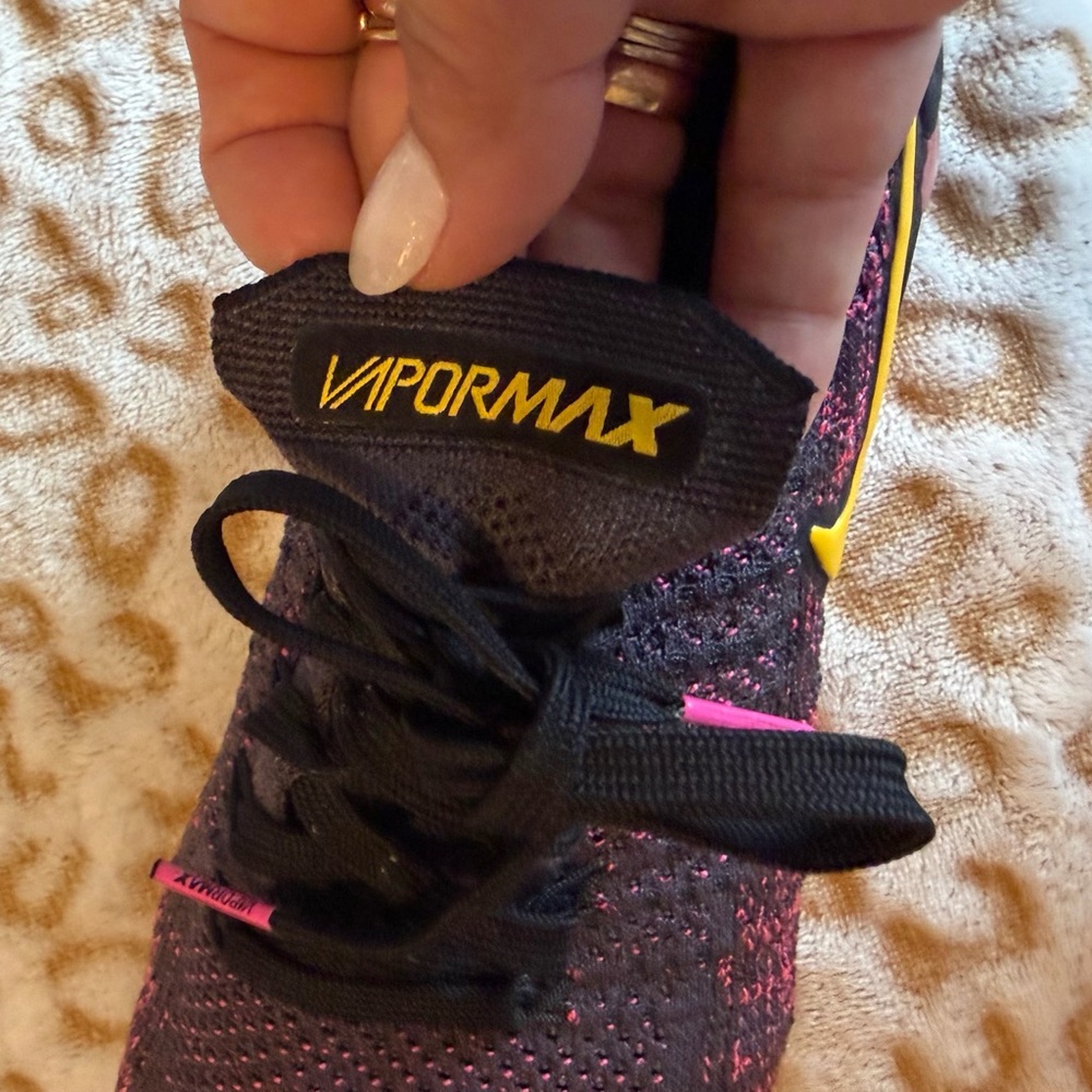 Nike Flyknit Air Vapormax Women's
Size: 8.5 - Picture 10 of 10